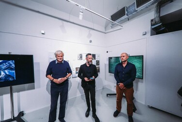 Profesore Jiří Barta (zakladatel ateliéru), Jan Van Woensel (kurátor výstavy) a Vojtěch Domlátil (vedoucí ateliéru)