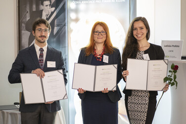 Zleva: Adam Polák, Pavlína Hejduková (vedoucí katedry financí a účetnictví) a Tereza Hodinová.