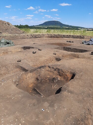Pohřeb ženy byl do dlouhé mohyly pod Řípem uložen až 1000 let po jejím vybudování. Foto: archiv ZČU