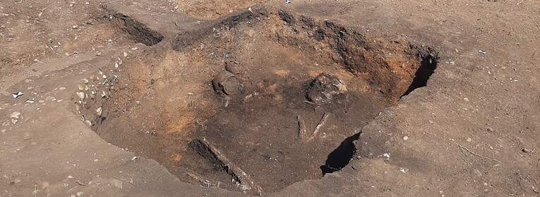 Below Říp, archeologists uncover a burial structure similar to ...