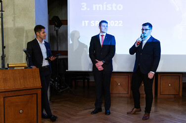 Jan Pašek z FAV ZČU (uprostřed) a Peter Vajdečka z VŠE (vpravo) obsadili sdílené třetí místo.