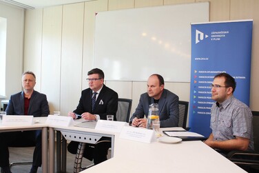 (zleva) prorektor Jan Váně, rektor Miroslav Lávička, prorektor Josef Basl a prorektor Jiří Kohout