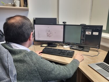 Abbas Talimian z NTC pracuje na aplikaci zobrazující ženské pánevní dno