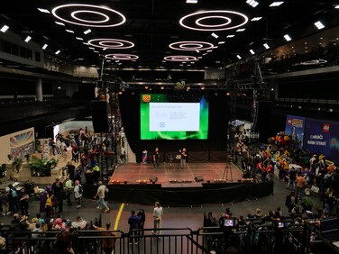 Miroslav Holeček a Michal Charvát během své přednášky „Kvantum kvanta“ na pražském Comic-Conu 2025, kde fanouškům sci-fi přiblížili reálné vědecké základy kvantového světa. Foto: Archiv Digitální Česko