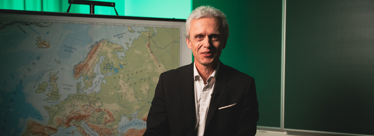 Zákaz mobilů ve školách může pomoci, sám ale nestačí, říká děkan FPE